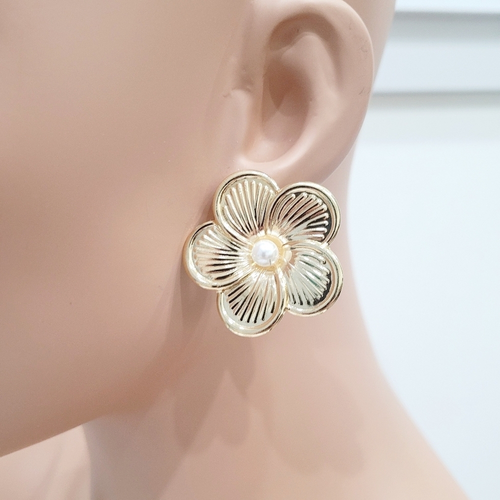 Brand New Gold Tone Flower Pearl Earrings